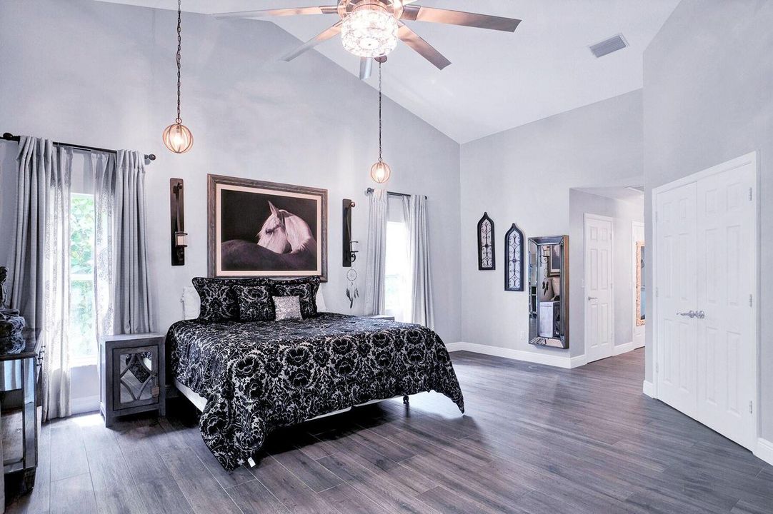 出租: $20,000 (5 贝兹, 3 浴室, 3047 平方英尺)