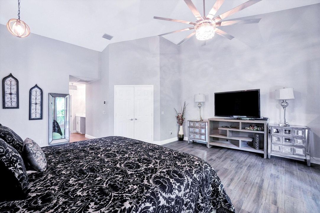 出租: $20,000 (5 贝兹, 3 浴室, 3047 平方英尺)