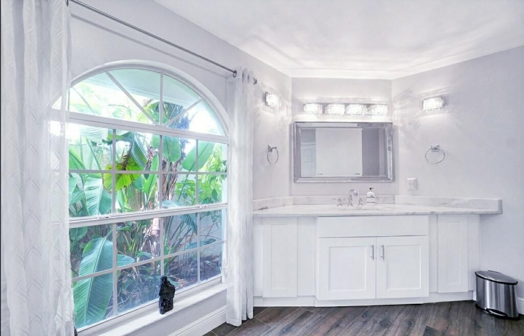 出租: $20,000 (5 贝兹, 3 浴室, 3047 平方英尺)