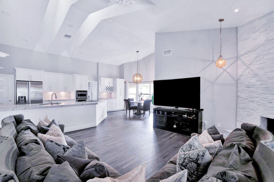 出租: $20,000 (5 贝兹, 3 浴室, 3047 平方英尺)