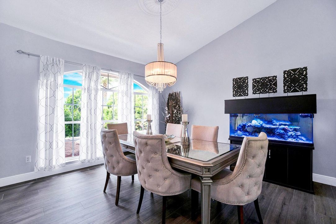 出租: $20,000 (5 贝兹, 3 浴室, 3047 平方英尺)