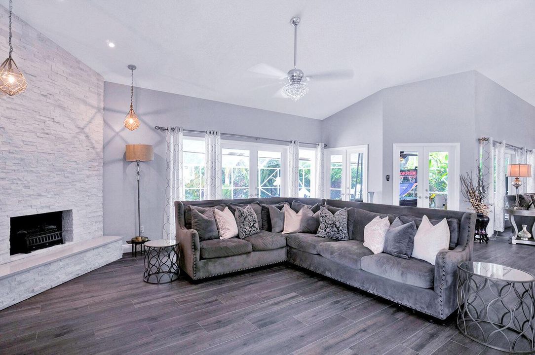 出租: $20,000 (5 贝兹, 3 浴室, 3047 平方英尺)