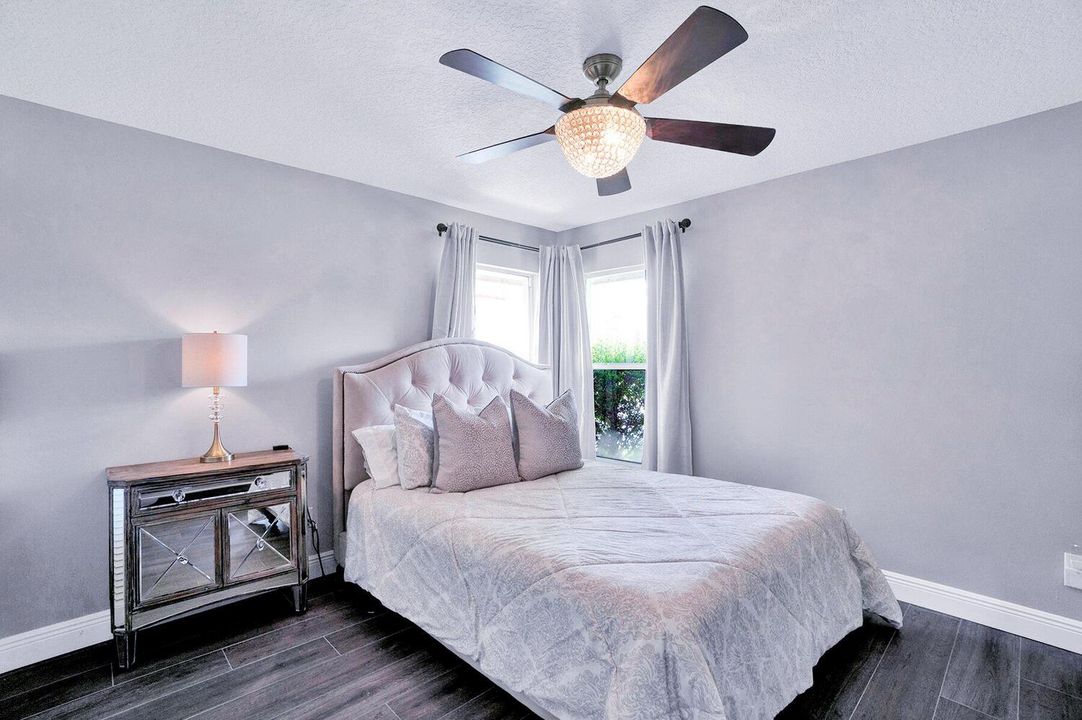 出租: $20,000 (5 贝兹, 3 浴室, 3047 平方英尺)