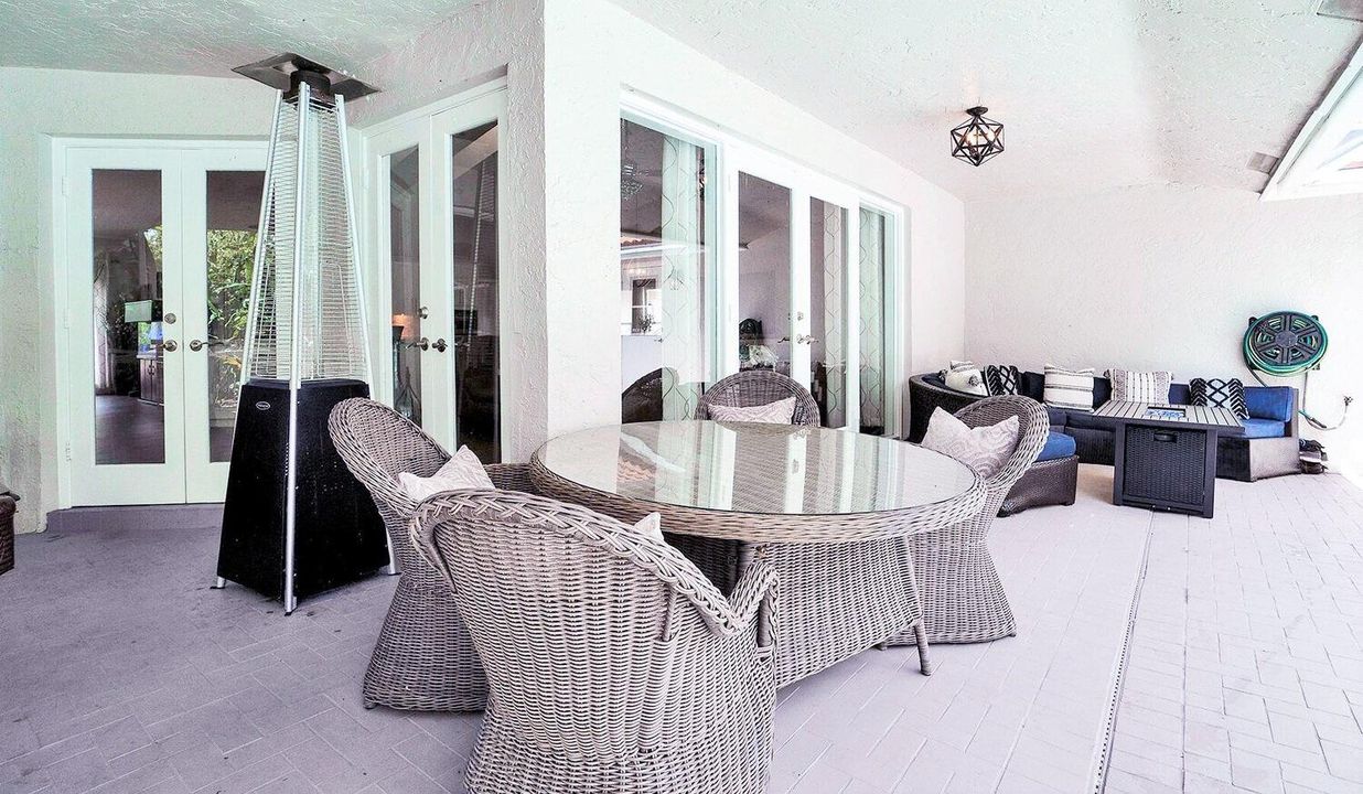 出租: $20,000 (5 贝兹, 3 浴室, 3047 平方英尺)