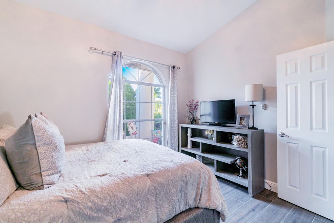 出租: $20,000 (5 贝兹, 3 浴室, 3047 平方英尺)