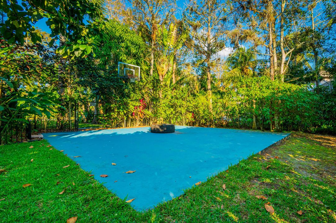 出租: $20,000 (5 贝兹, 3 浴室, 3047 平方英尺)