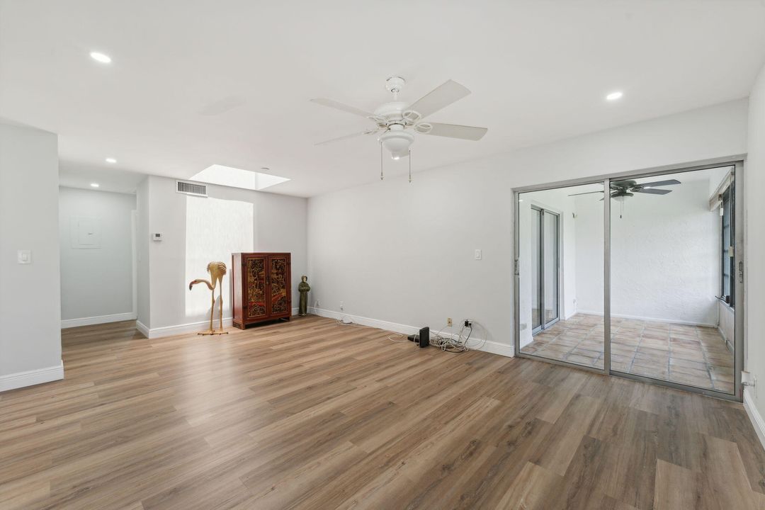 Active With Contract: $2,150 (2 beds, 2 baths, 1044 Square Feet)