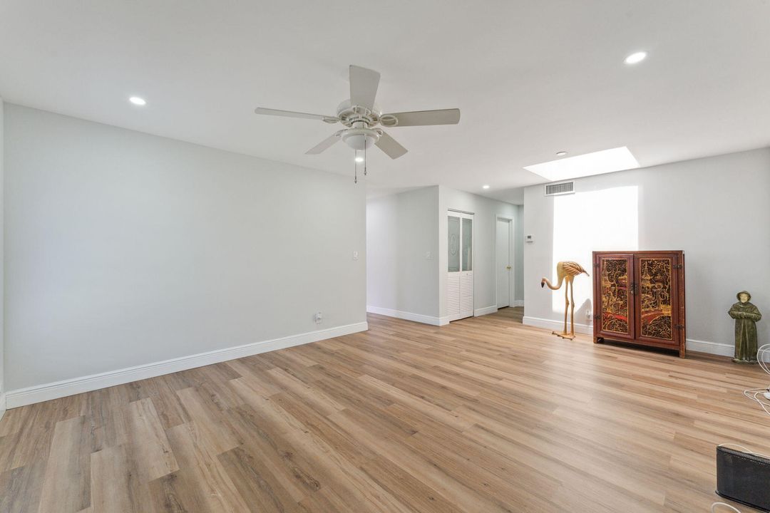 Active With Contract: $2,150 (2 beds, 2 baths, 1044 Square Feet)