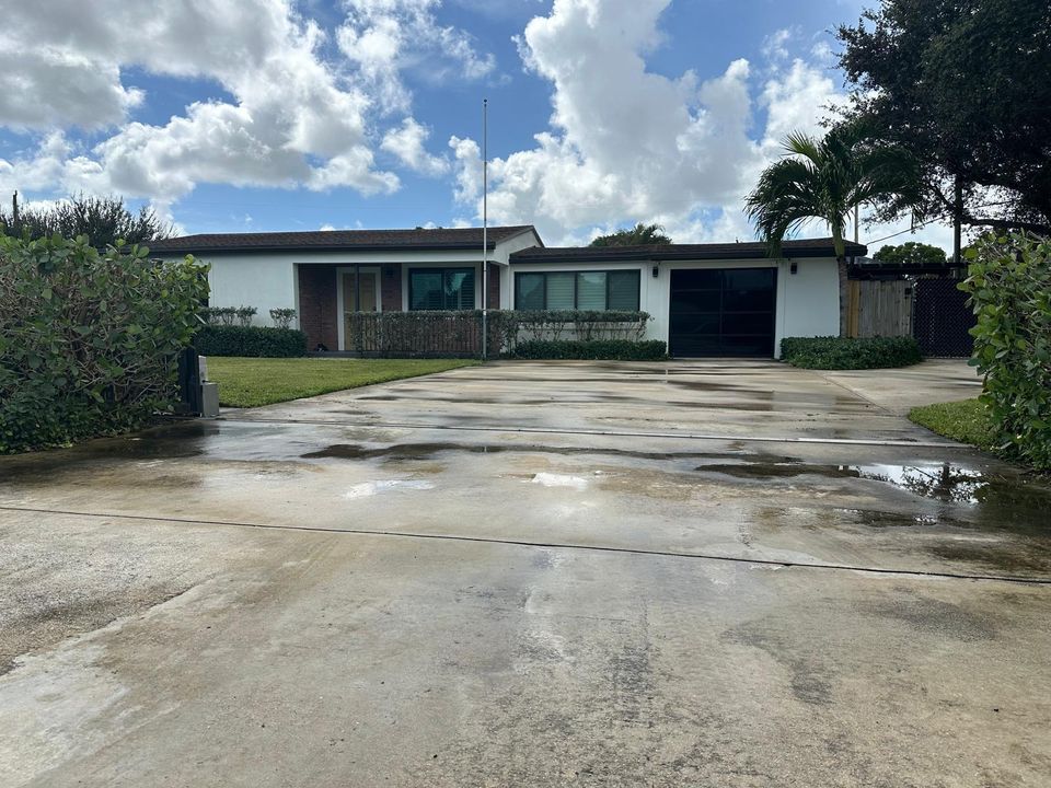 For Rent: $3,200 (3 beds, 2 baths, 1080 Square Feet)