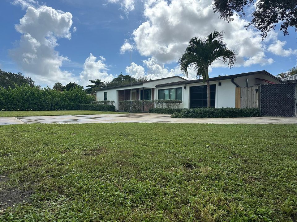 For Rent: $3,200 (3 beds, 2 baths, 1080 Square Feet)