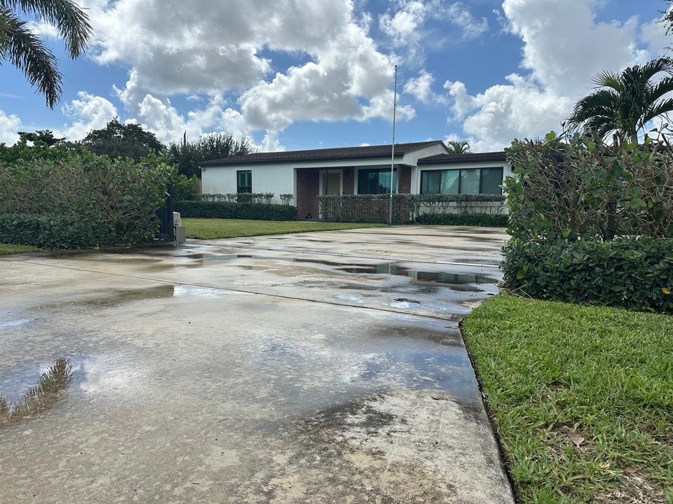 For Rent: $3,200 (3 beds, 2 baths, 1080 Square Feet)