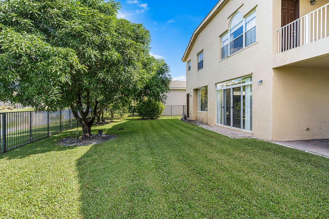 For Sale: $995,000 (6 beds, 5 baths, 4168 Square Feet)