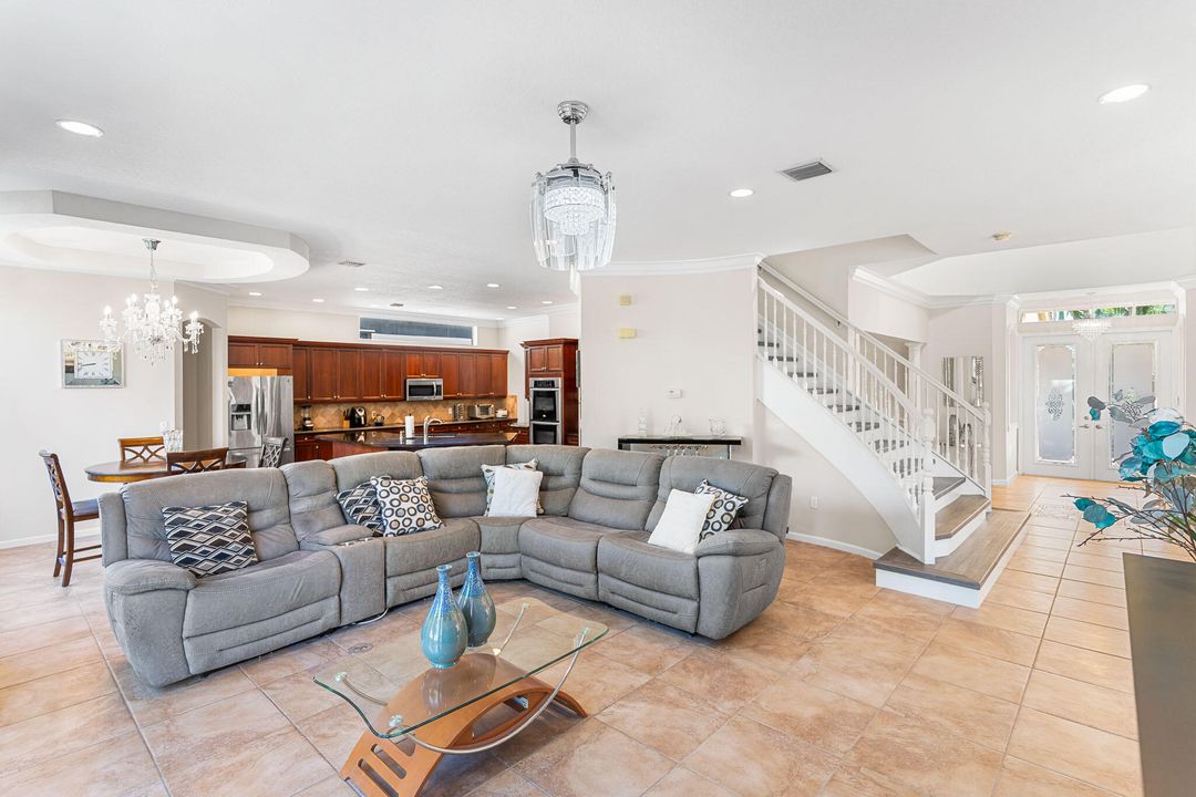 For Sale: $995,000 (6 beds, 5 baths, 4168 Square Feet)