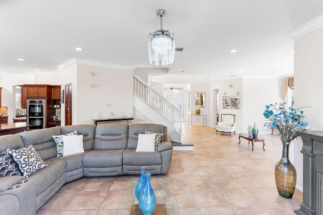 For Sale: $995,000 (6 beds, 5 baths, 4168 Square Feet)