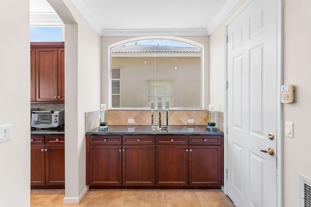 For Sale: $995,000 (6 beds, 5 baths, 4168 Square Feet)