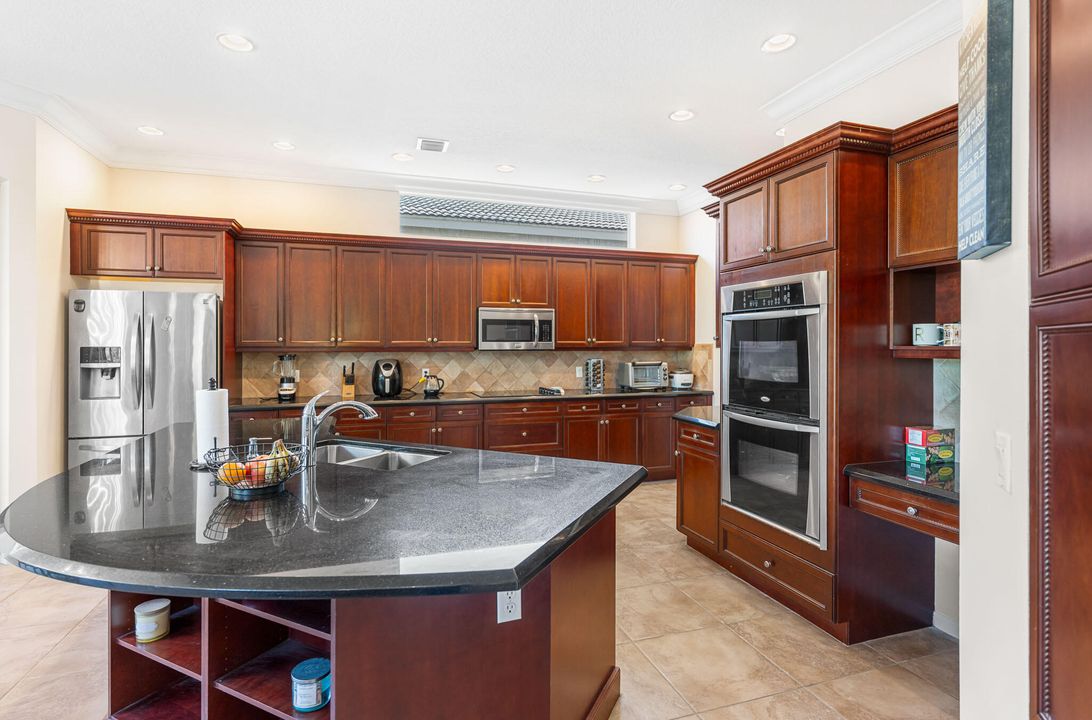 For Sale: $995,000 (6 beds, 5 baths, 4168 Square Feet)