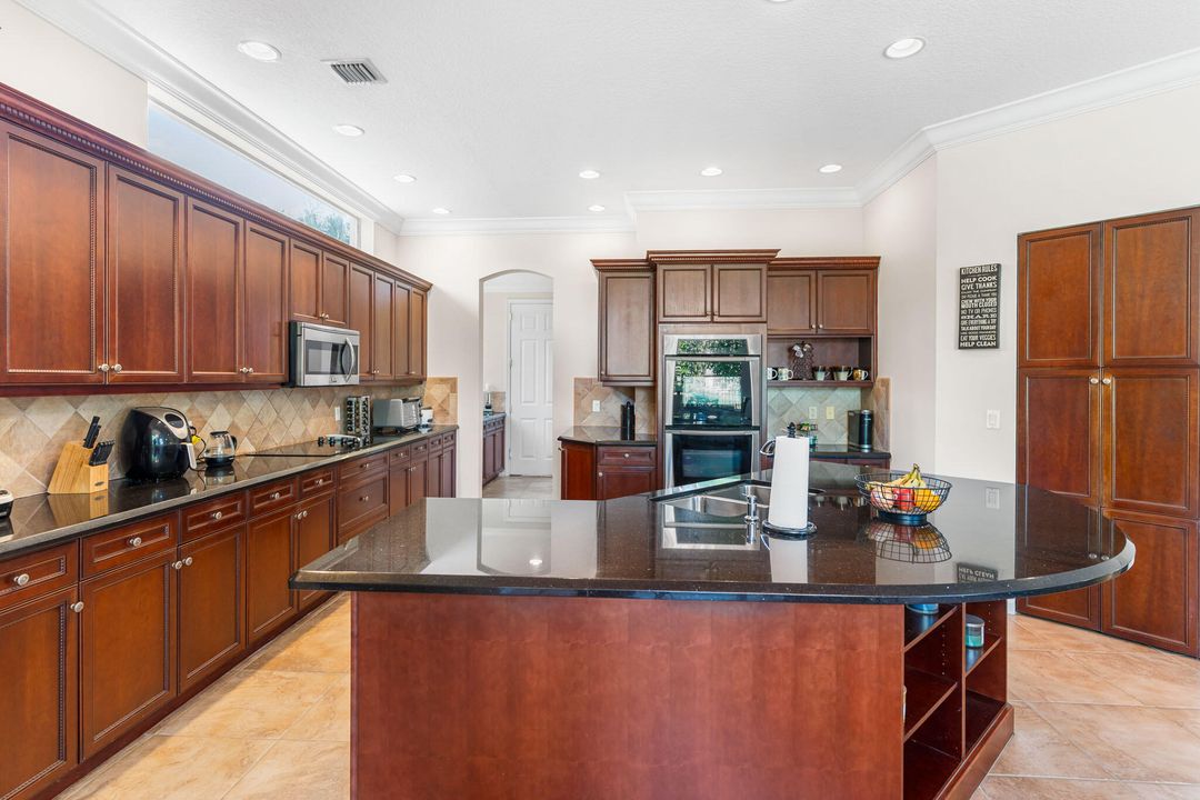 For Sale: $995,000 (6 beds, 5 baths, 4168 Square Feet)