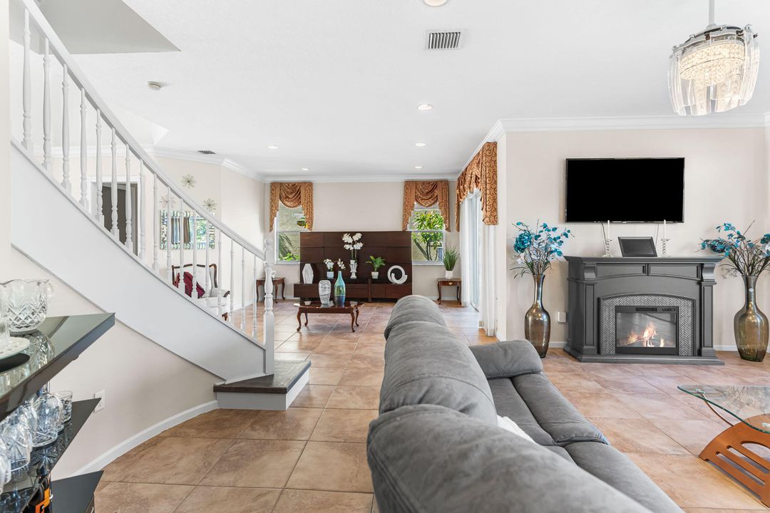 For Sale: $995,000 (6 beds, 5 baths, 4168 Square Feet)