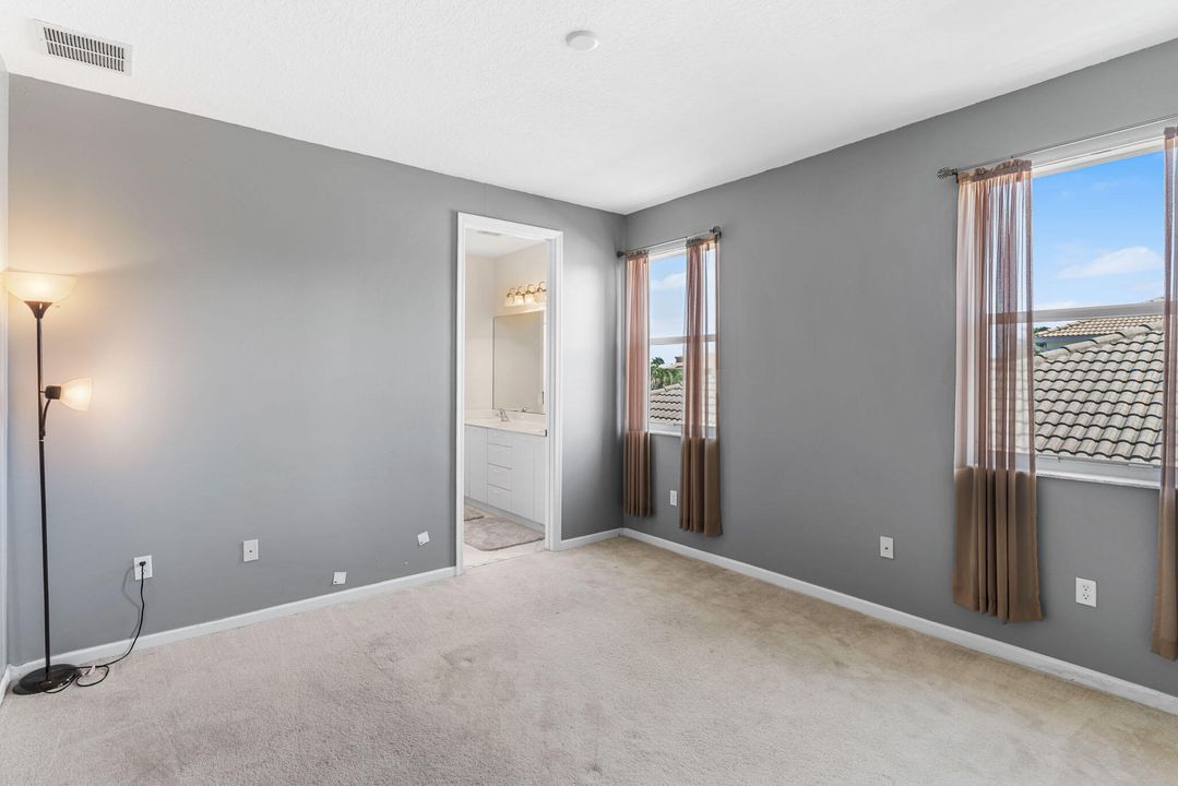 For Sale: $995,000 (6 beds, 5 baths, 4168 Square Feet)