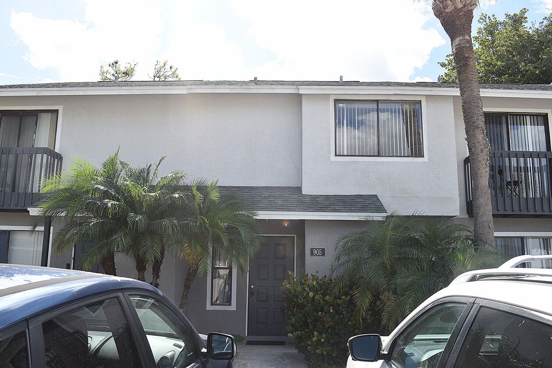 Active With Contract: $2,100 (2 beds, 2 baths, 1226 Square Feet)