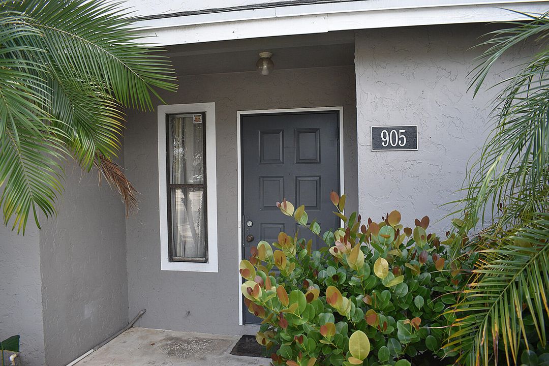 Active With Contract: $2,100 (2 beds, 2 baths, 1226 Square Feet)