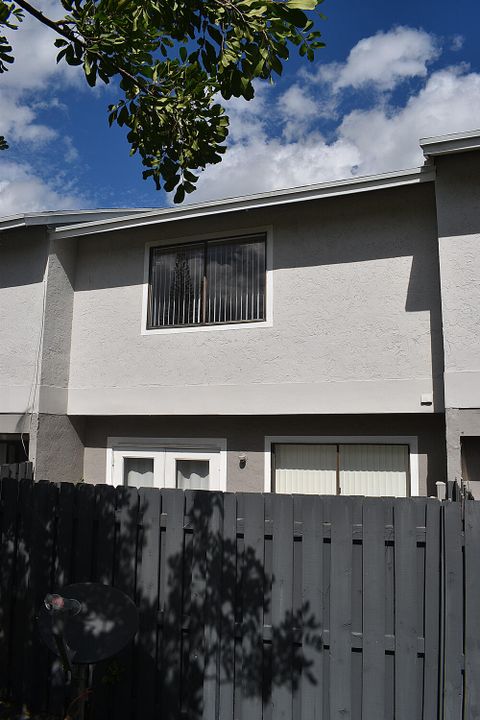 Active With Contract: $2,100 (2 beds, 2 baths, 1226 Square Feet)