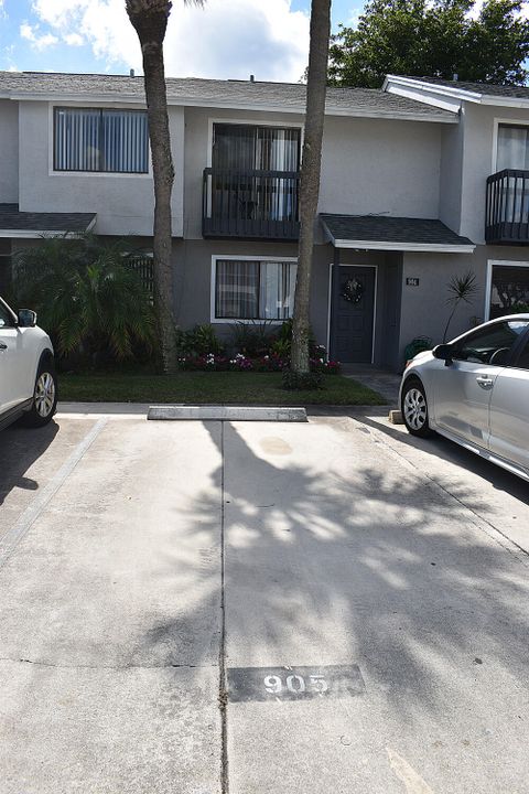 Active With Contract: $2,100 (2 beds, 2 baths, 1226 Square Feet)