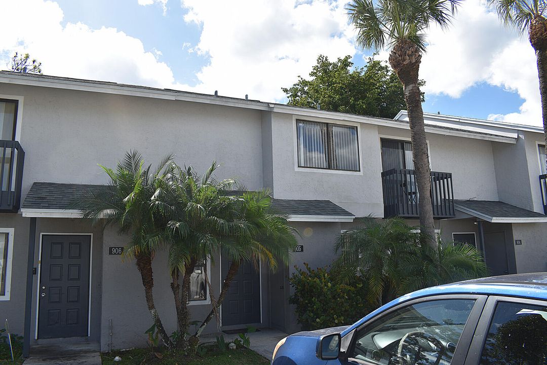 Active With Contract: $2,100 (2 beds, 2 baths, 1226 Square Feet)