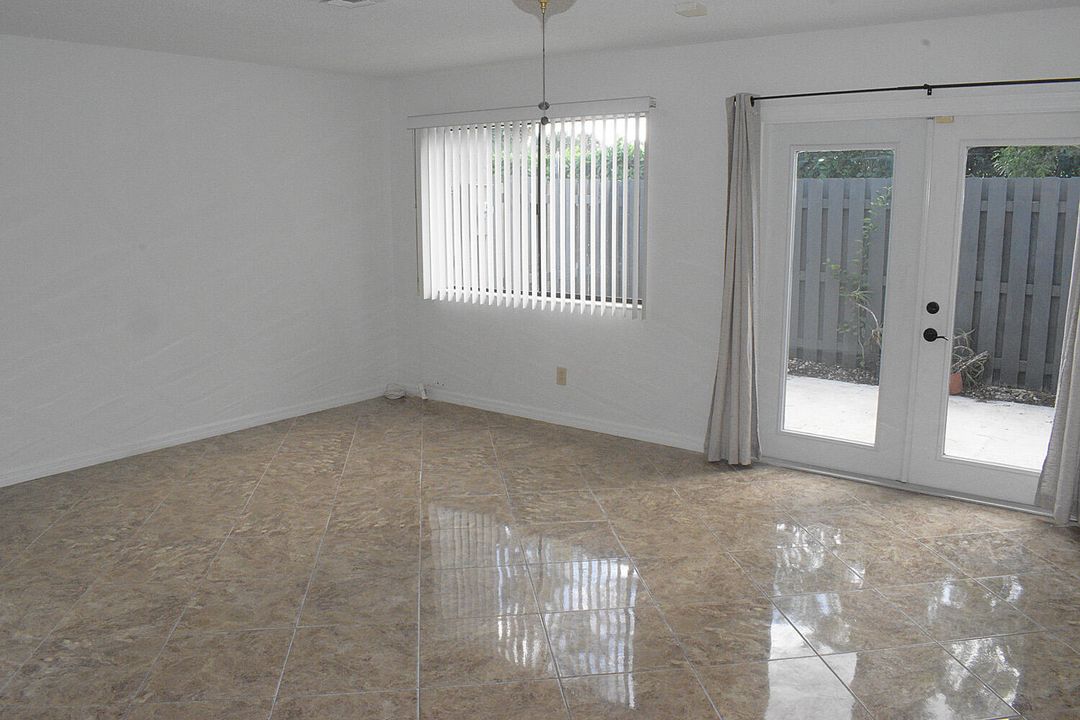 Active With Contract: $2,100 (2 beds, 2 baths, 1226 Square Feet)