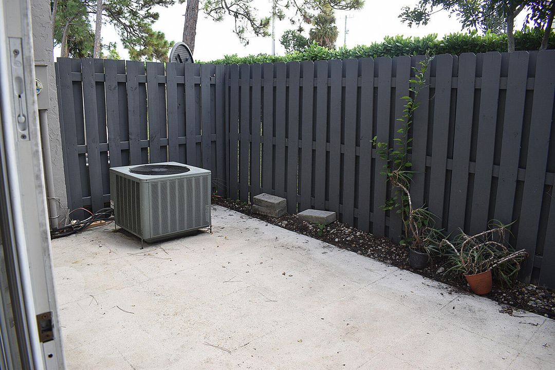 Active With Contract: $2,100 (2 beds, 2 baths, 1226 Square Feet)