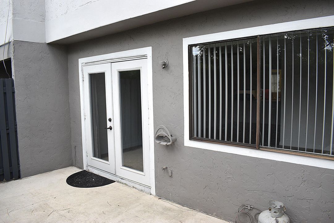 Active With Contract: $2,100 (2 beds, 2 baths, 1226 Square Feet)