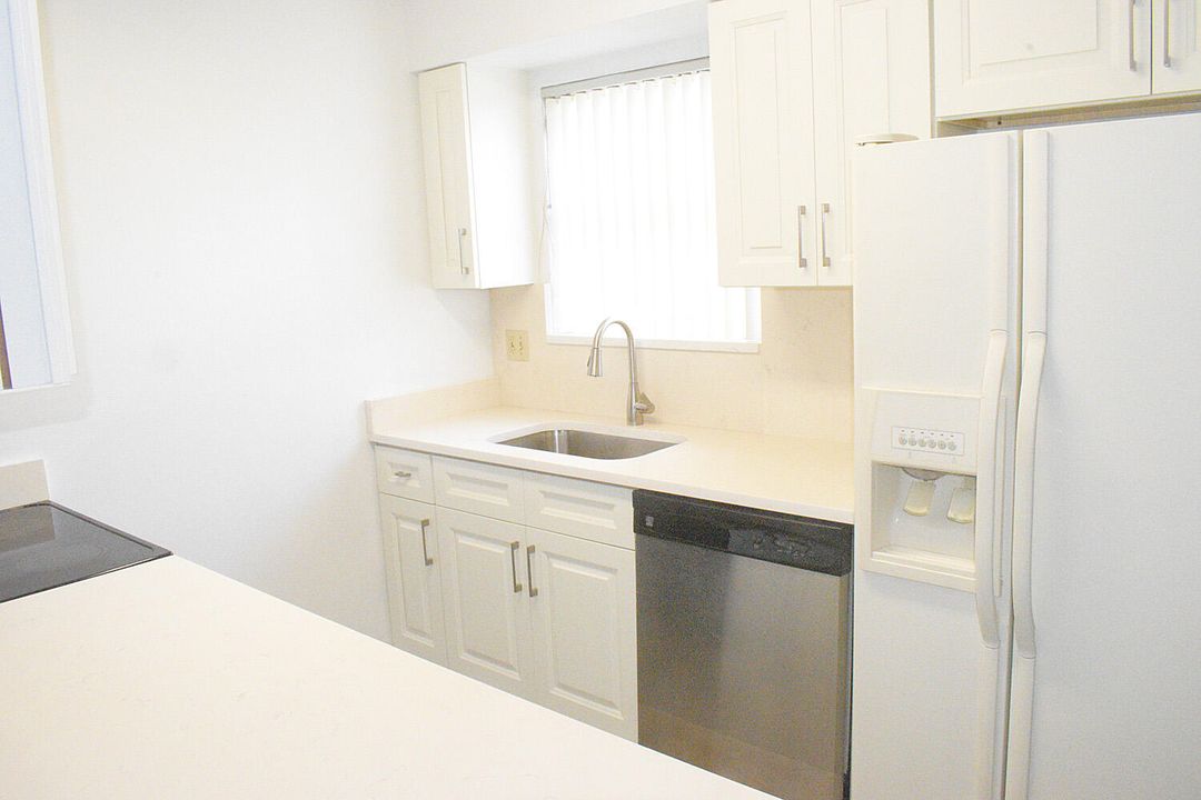 Active With Contract: $2,100 (2 beds, 2 baths, 1226 Square Feet)