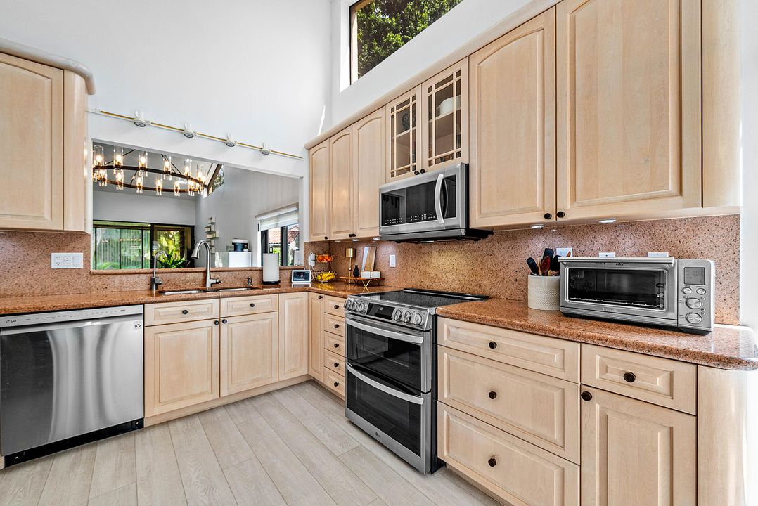 На продажу: $650,000 (3 спален, 3 ванн, 2009 Квадратных фут)