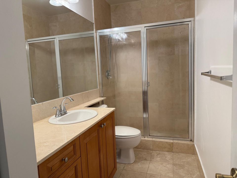 合同活跃: $4,800 (3 贝兹, 3 浴室, 1890 平方英尺)