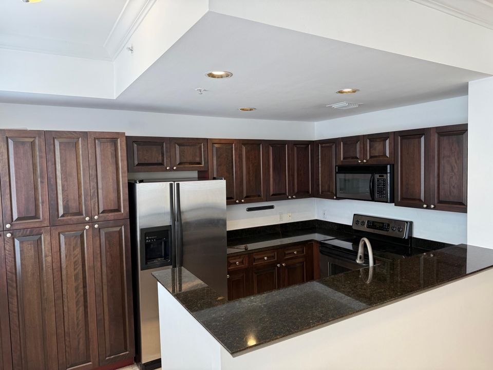 合同活跃: $4,800 (3 贝兹, 3 浴室, 1890 平方英尺)