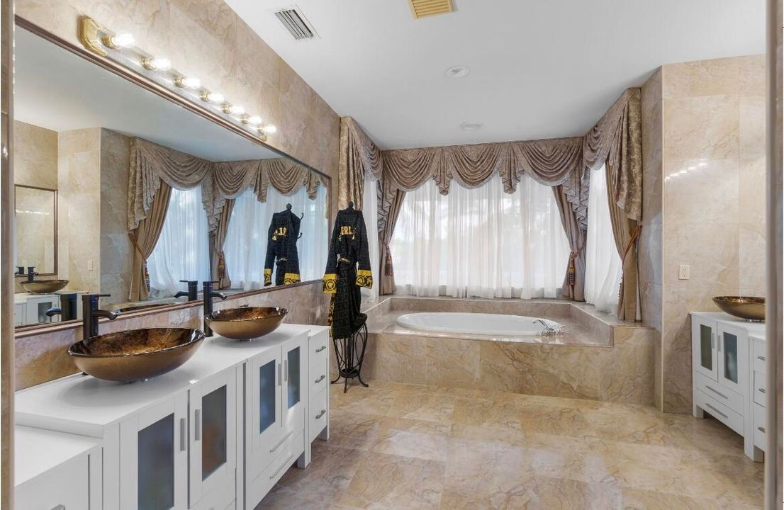 For Sale: $1,250,000 (5 beds, 4 baths, 4177 Square Feet)