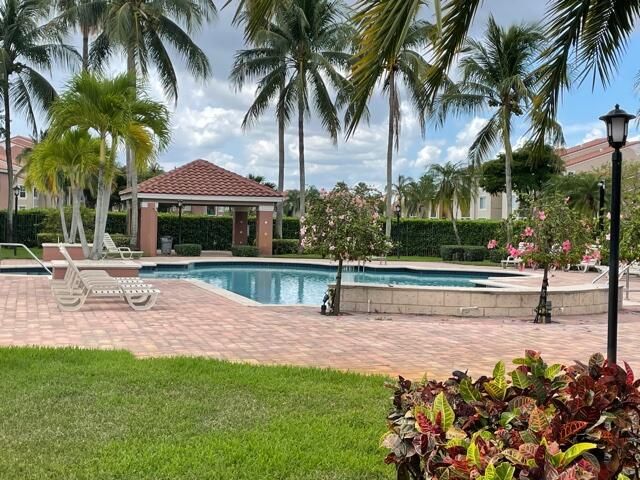 En Venta: $254,900 (2 camas, 2 baños, 1076 Pies cuadrados)