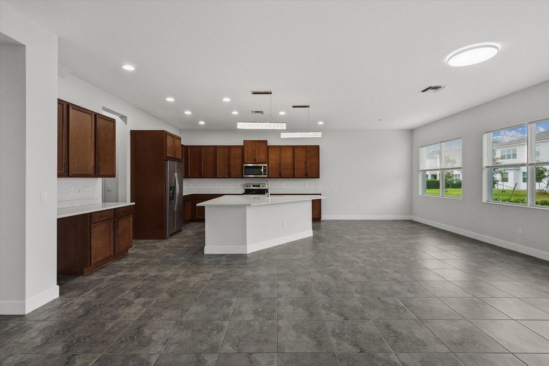 В аренду: $4,250 (6 спален, 5 ванн, 4102 Квадратных фут)