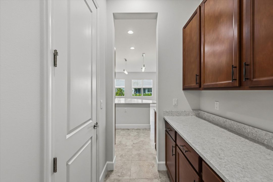 В аренду: $4,250 (6 спален, 5 ванн, 4102 Квадратных фут)