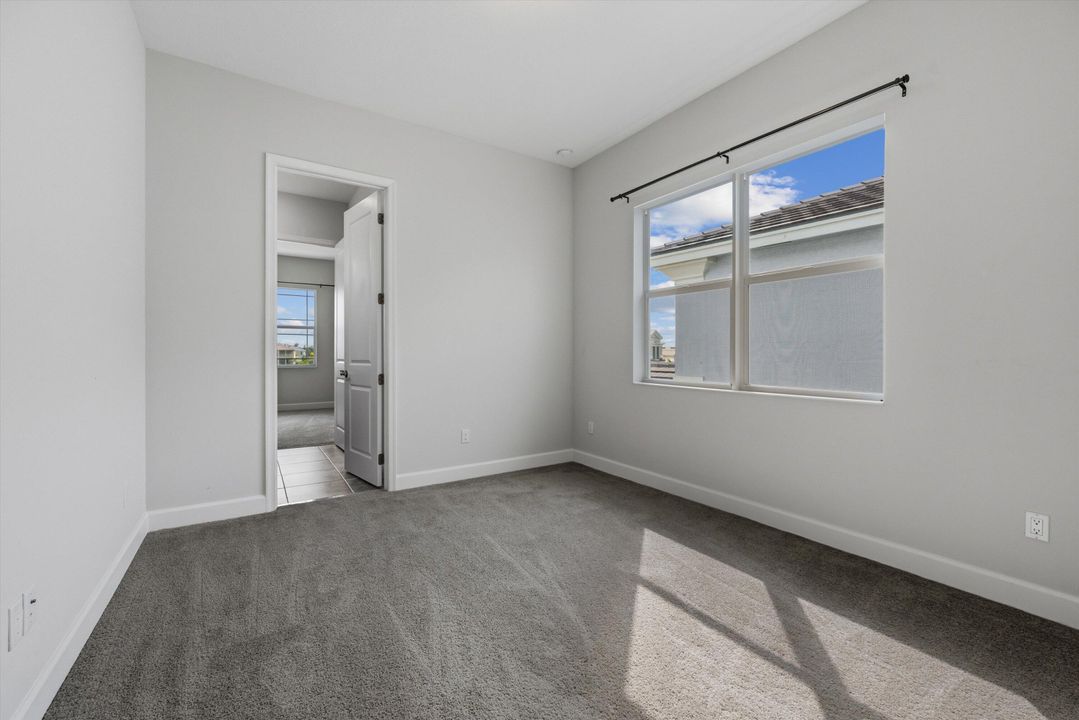 В аренду: $4,250 (6 спален, 5 ванн, 4102 Квадратных фут)