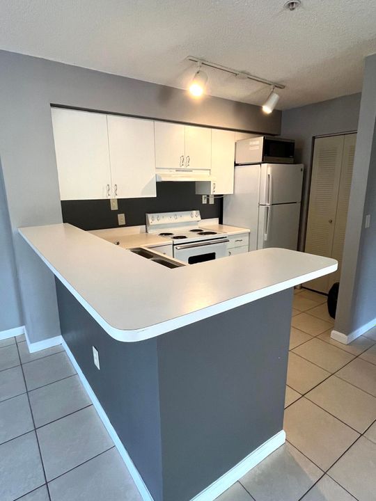 For Rent: $1,700 (1 beds, 1 baths, 729 Square Feet)