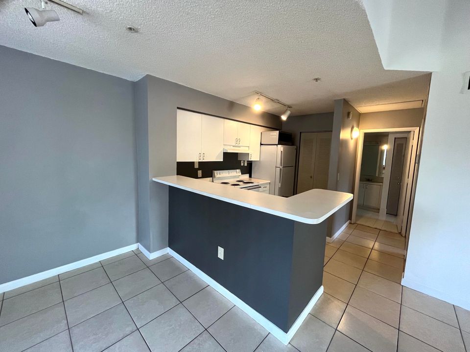 For Rent: $1,700 (1 beds, 1 baths, 729 Square Feet)