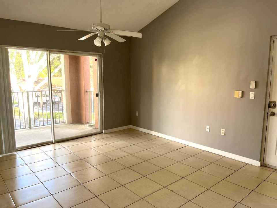 For Rent: $1,700 (1 beds, 1 baths, 729 Square Feet)
