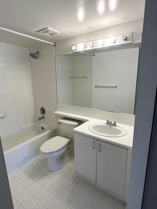 For Rent: $1,700 (1 beds, 1 baths, 729 Square Feet)