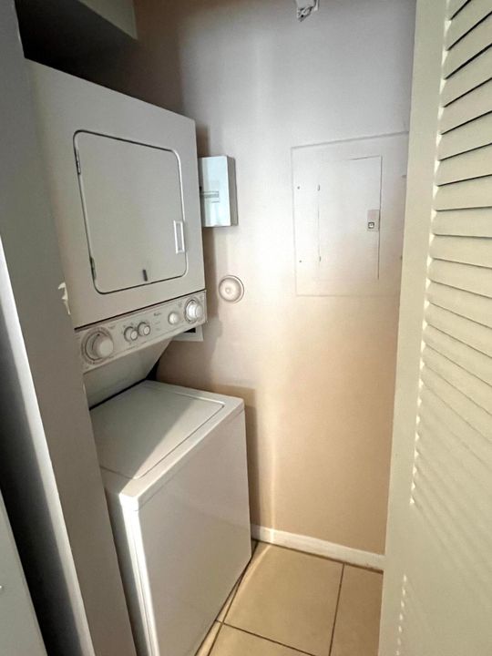 For Rent: $1,700 (1 beds, 1 baths, 729 Square Feet)