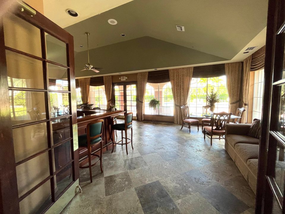 For Rent: $1,700 (1 beds, 1 baths, 729 Square Feet)