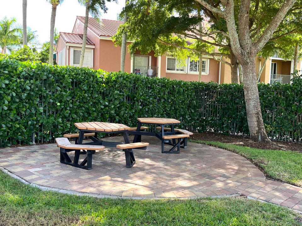 For Rent: $1,700 (1 beds, 1 baths, 729 Square Feet)