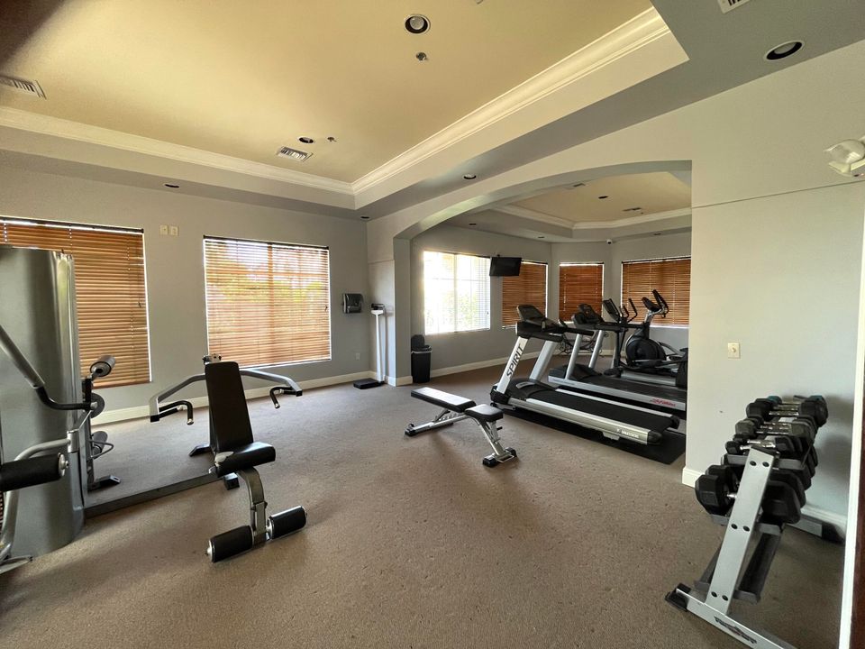 For Rent: $1,700 (1 beds, 1 baths, 729 Square Feet)