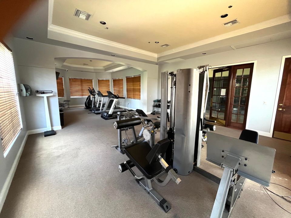 For Rent: $1,700 (1 beds, 1 baths, 729 Square Feet)