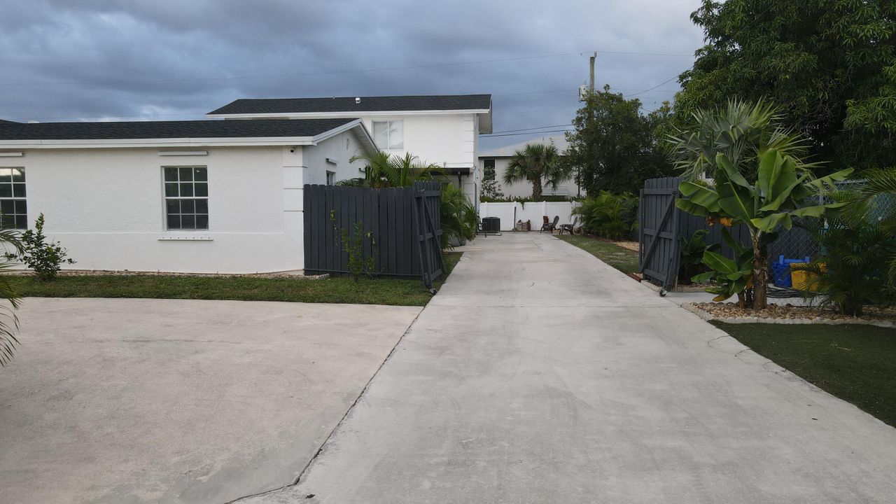 For Sale: $895,900 (8 beds, 4 baths, 3574 Square Feet)